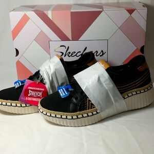 Women's 7.5 Skechers Air Cooled Memory Foam Stretch Fit Tennis Shoes Brand New